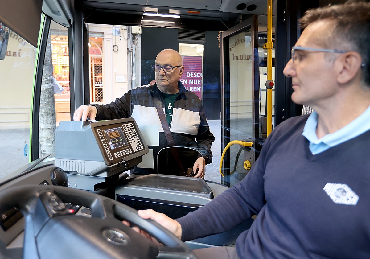 Un pasajero valida su bonobús en una línea de Aucorsa