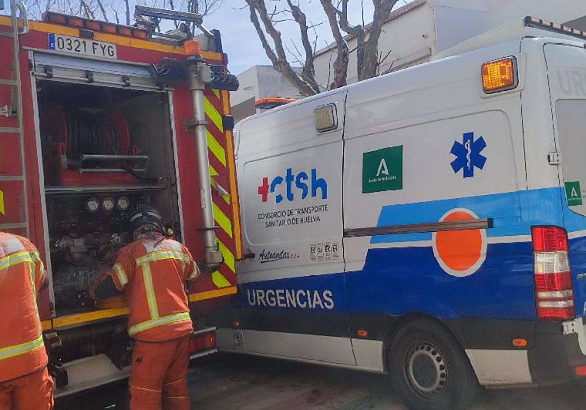 Bomberos del Consorcio de Huelva y una ambulancia, en una imagen de archivo