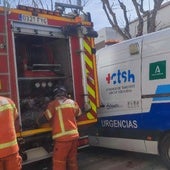 Bomberos del Consorcio de Huelva y una ambulancia, en una imagen de archivo