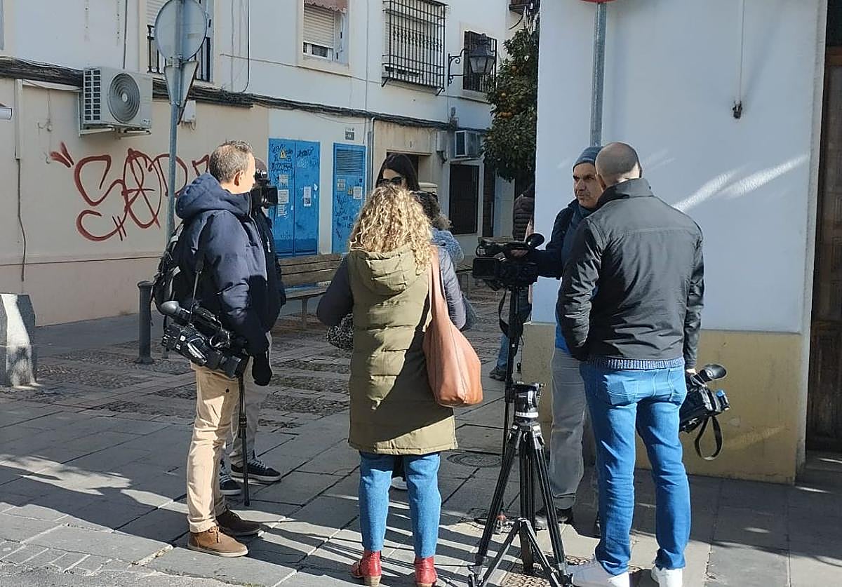 Medios de comunicación junto a la taberna.
