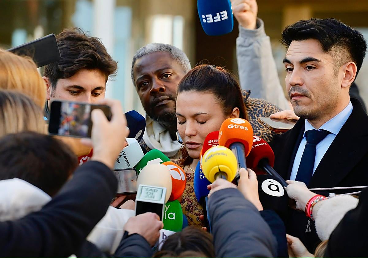 Elisa Mouliaá, con su abogado, después de declarar ante el juez