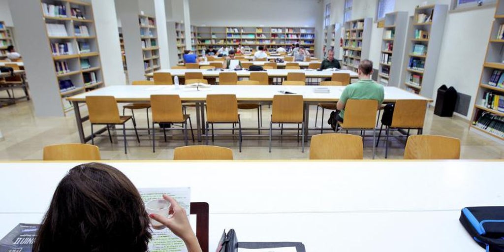 La carrera con mejor inserción laboral  en la Universitat de València es Filología Catalana con el 100% de empleo