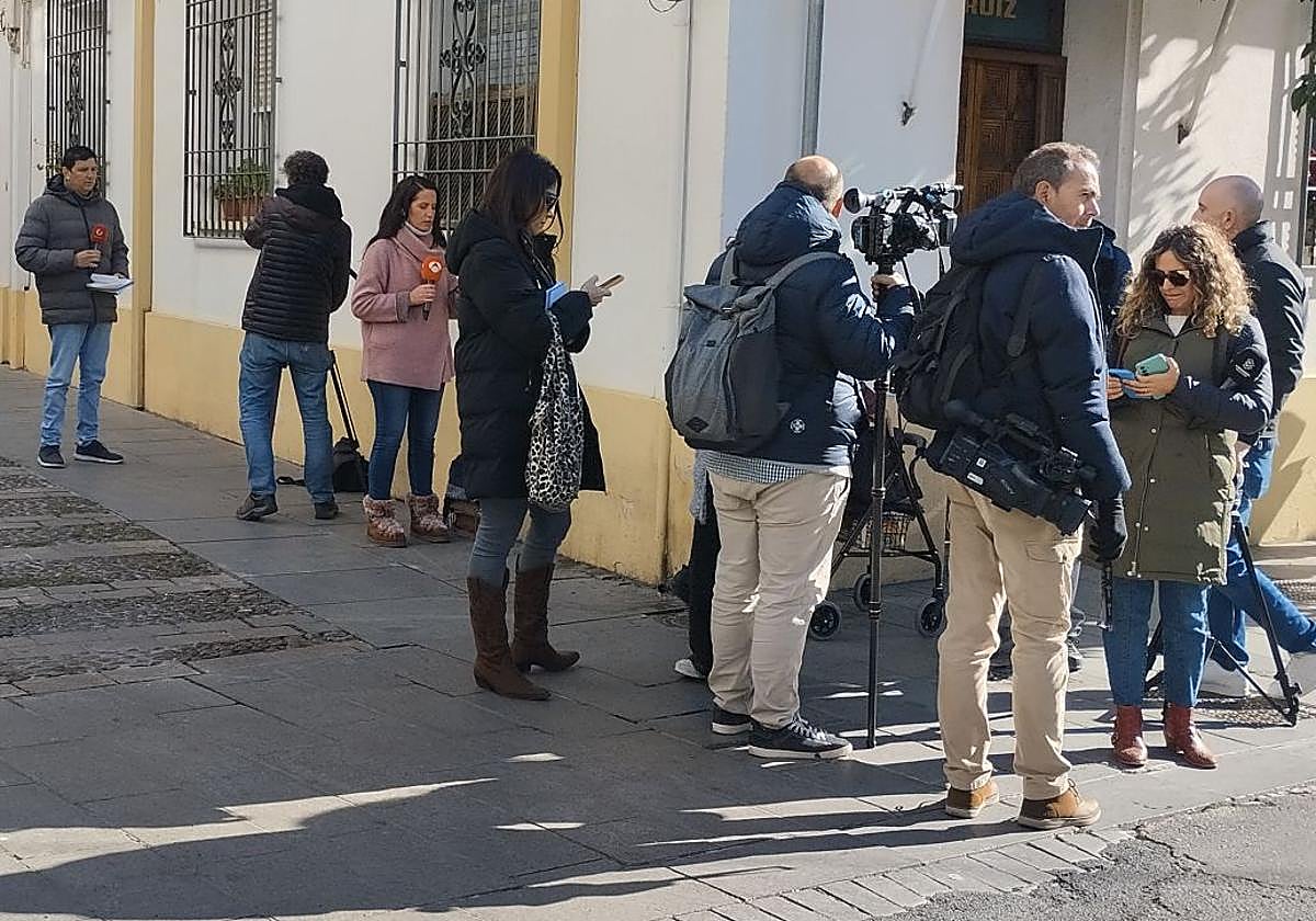 Medios de comunicación, este jueves, junto al local donde supuestamente se produjo la intoxicación.