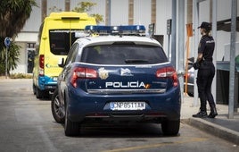 La Policía abate a tiros en la calle a un hombre con dos cuchillos que amagó con atacar a los agentes