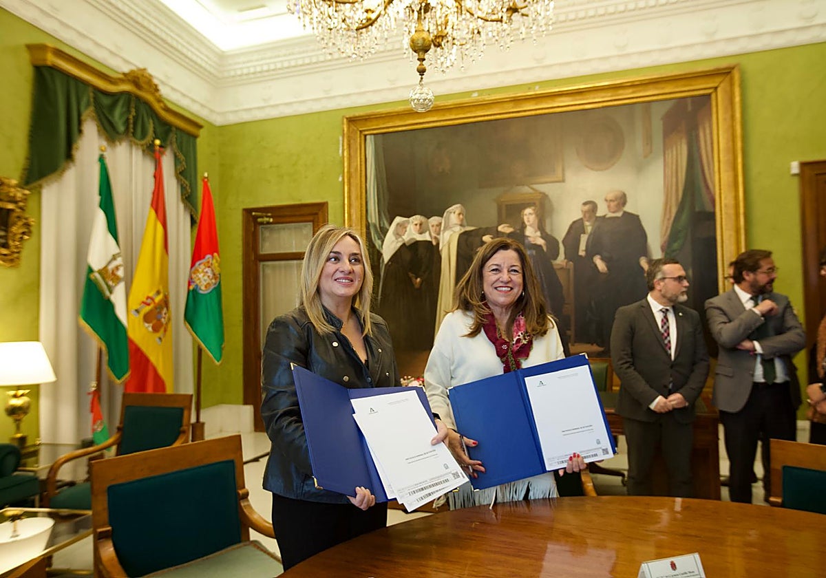 Marifrán Carazo y María del Carmen Castillo muestran en Granada el documento de colaboración
