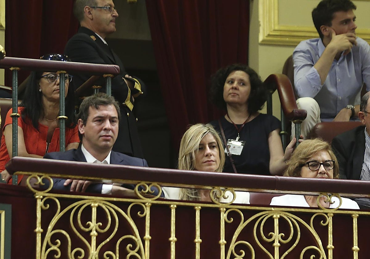 David Sánchez y Begoña Gómez, hermano y esposa del presidente del Gobierno, en la tribuna de invitados del Congreso