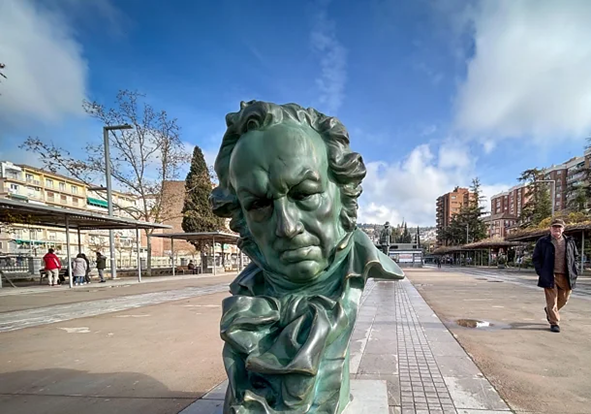 Una réplica a gran tamaño de la estatuilla, en el Paseo del Violón, cerca del lugar donde se celebrará la gala