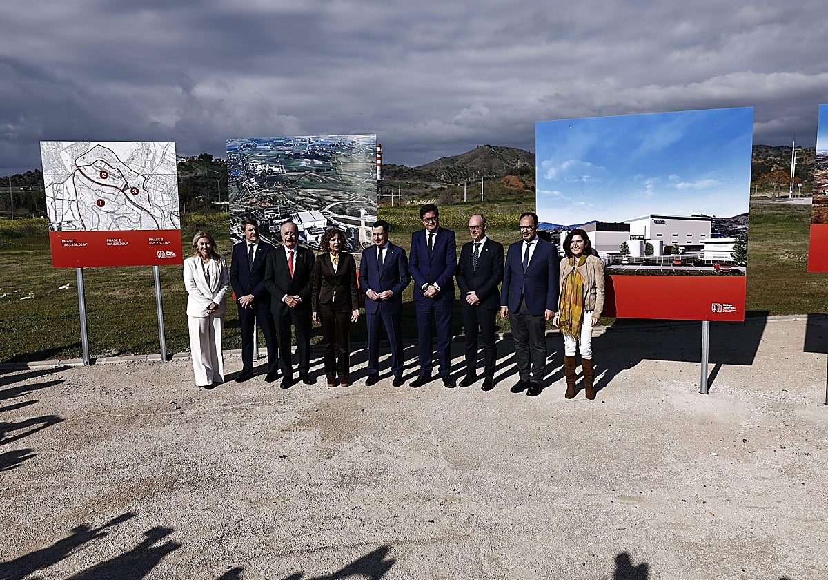 Foto de familia frente a los terrenos del futuro IMEC de Málaga