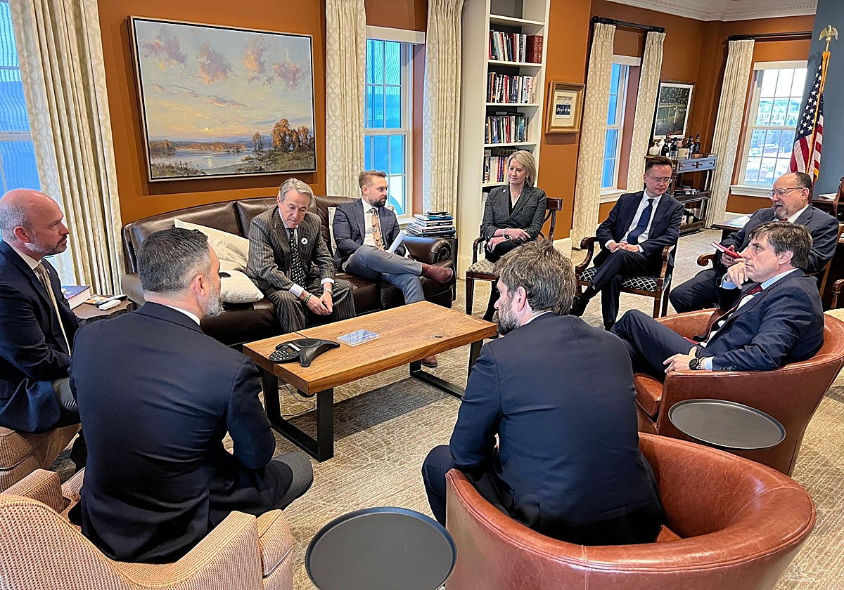 El presidente de Vox, Santiago Abascal, durante su encuentro con miembros de la Fundación Heritage