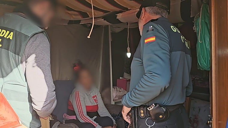 Los agentes del Edati logran que los inmigrantes confíen en ellos para poder ayudarles