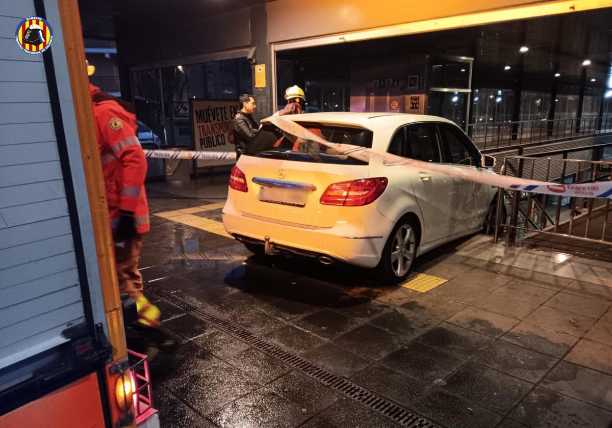 Imagen del coche empotrado en la boca de metro de la estación de Manises, en Valencia