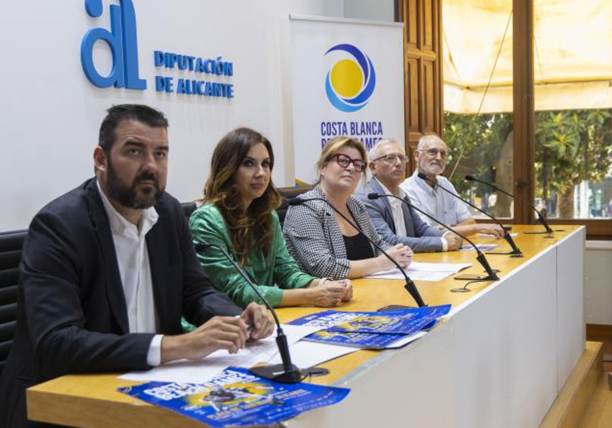 El director del Patronato de Turismo Costa Blanca, José Mancebo, junto a responsables provinciales y municipales de Alicante en una presentación en la Diputación