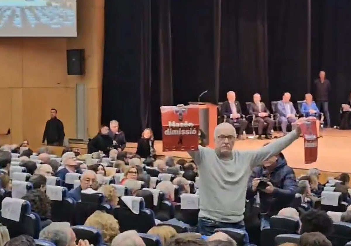 Imagen del escrache al presidente autonómico Carlos Mazón en la Universidad de Alicante