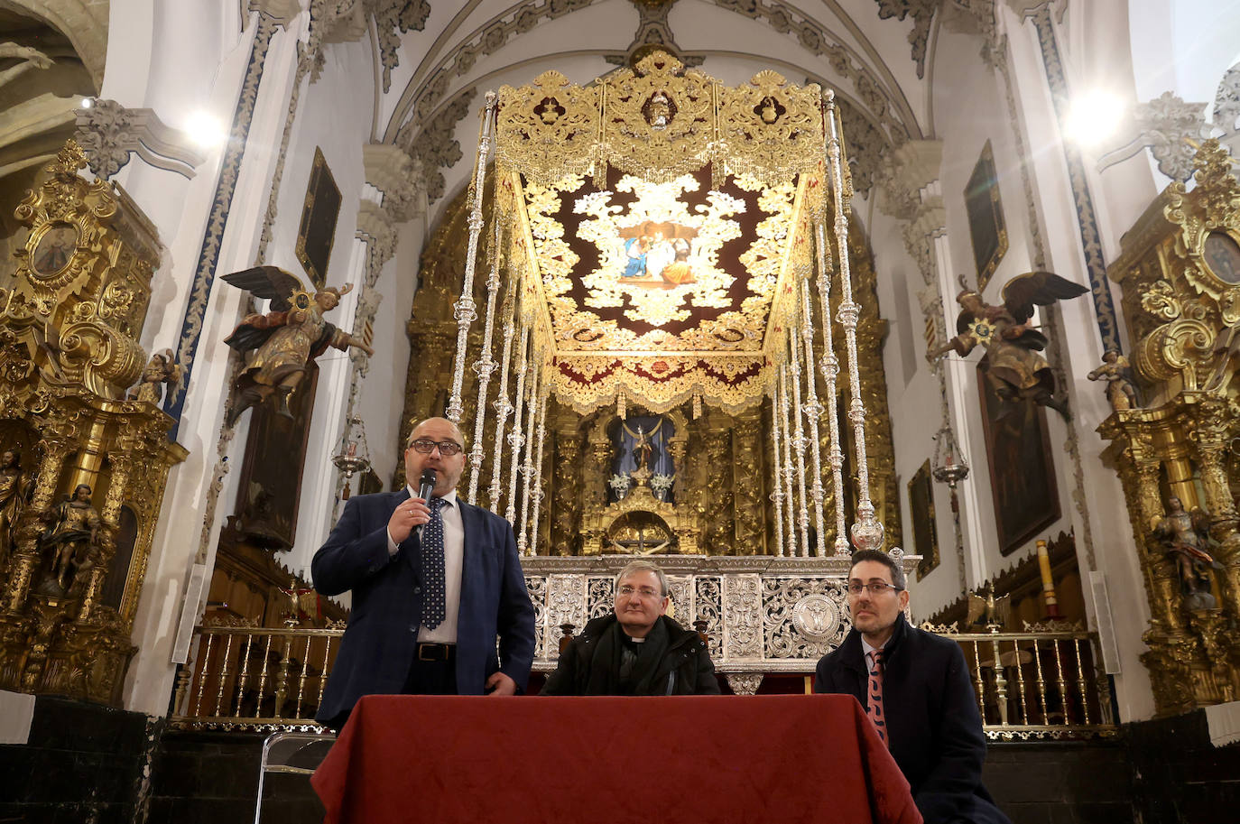 La presentación de las bambalinas interiores del palio de la Candelaria de Córdoba, en imágenes