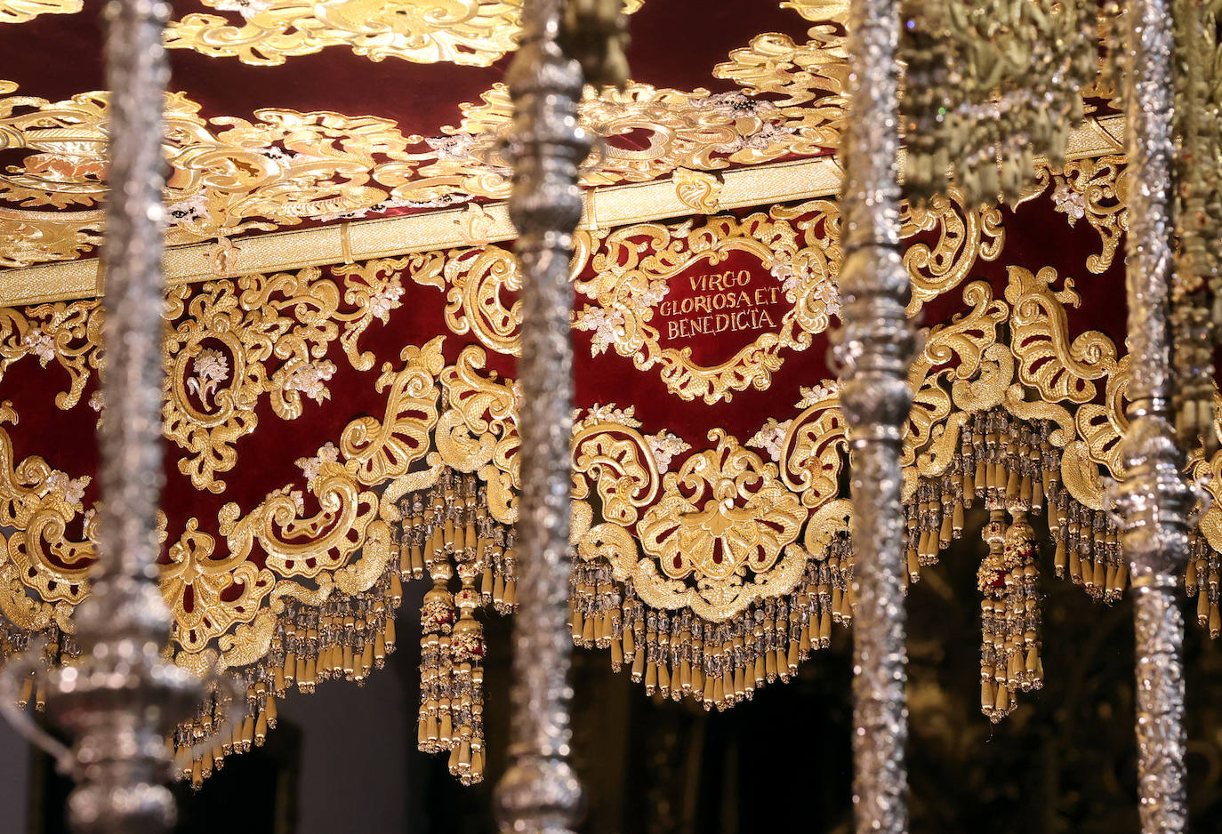 La presentación de las bambalinas interiores del palio de la Candelaria de Córdoba, en imágenes