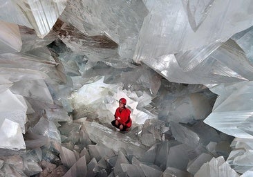 Una científica en el interior de la Geoda de Pulpí