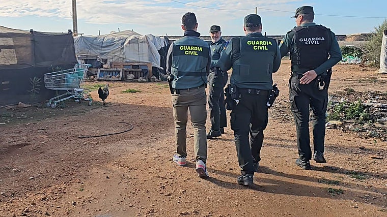 Un grupo de agentes de Guardia Civil durante la visita a un asentamiento en la provincia de Almería