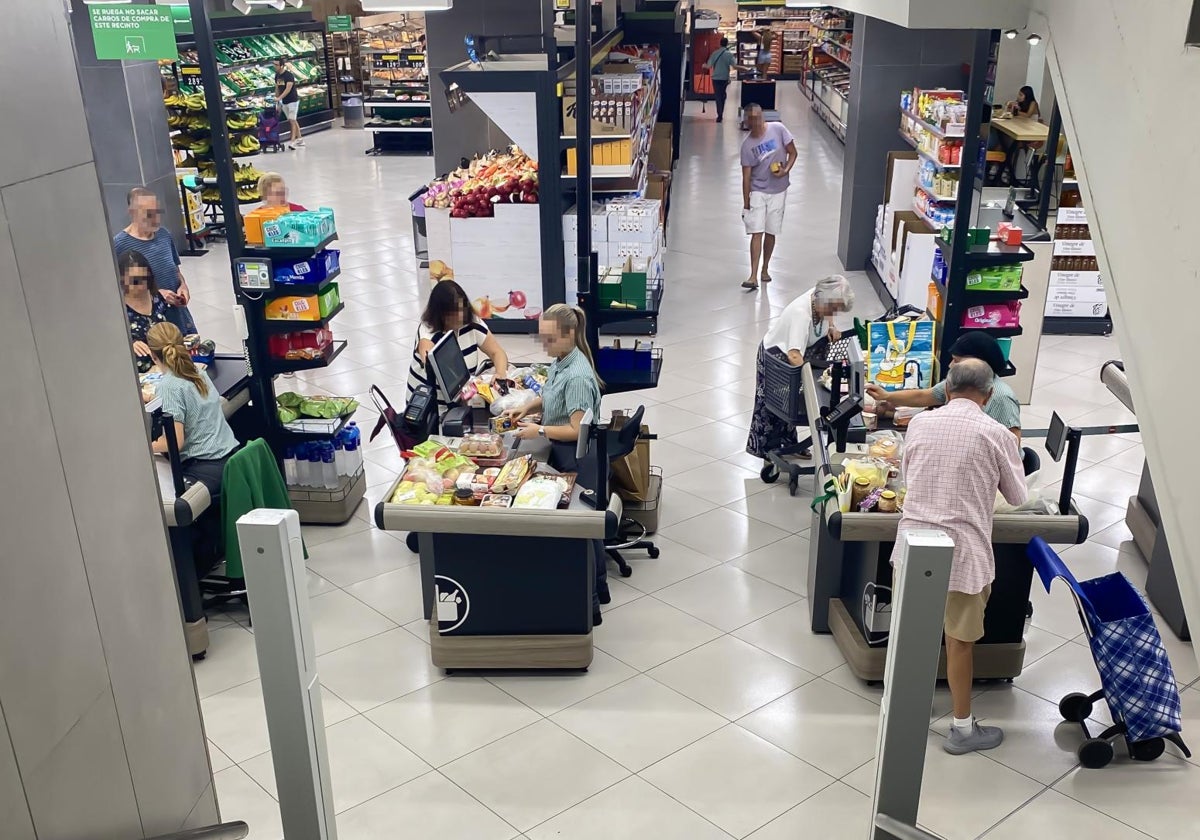 Imagen de archivo de cajeros de un supermercado de Mercadona