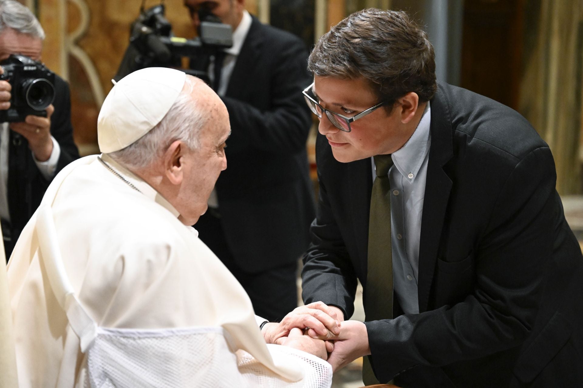 El Papa Francisco saluda a uno de los miembros de la delegación cordobesa