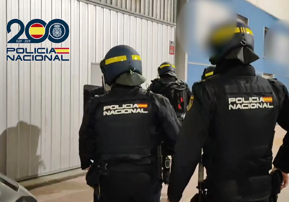 Agentes de la Policía Nacional durante el resgistro de una de las naves