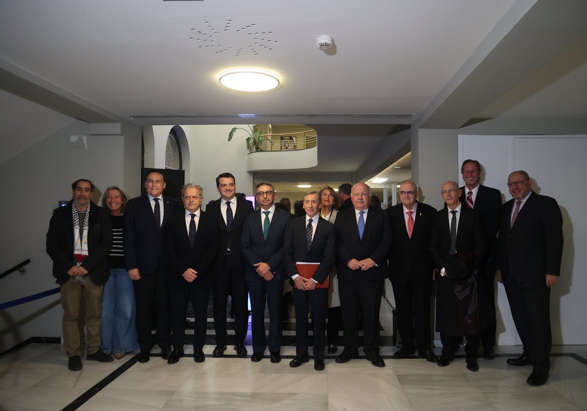 Foto de familia de los galardonados con los organizadores y distintas autoridades