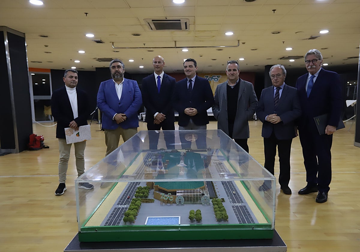 Autoridades y responsables del recinto comercial en el acto de presentación de la reforma