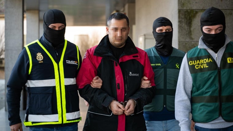 La Guardia Civil traslada al juzgado de Vilagarcía a un detenido en el último golpe a los narcos albaneses