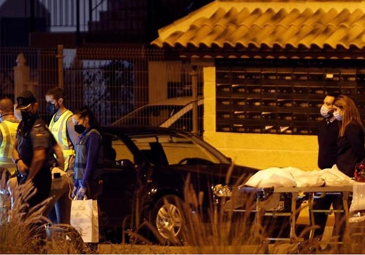 Inspección ocular del lugar donde se han encontrado partes del cadáver descuartizado