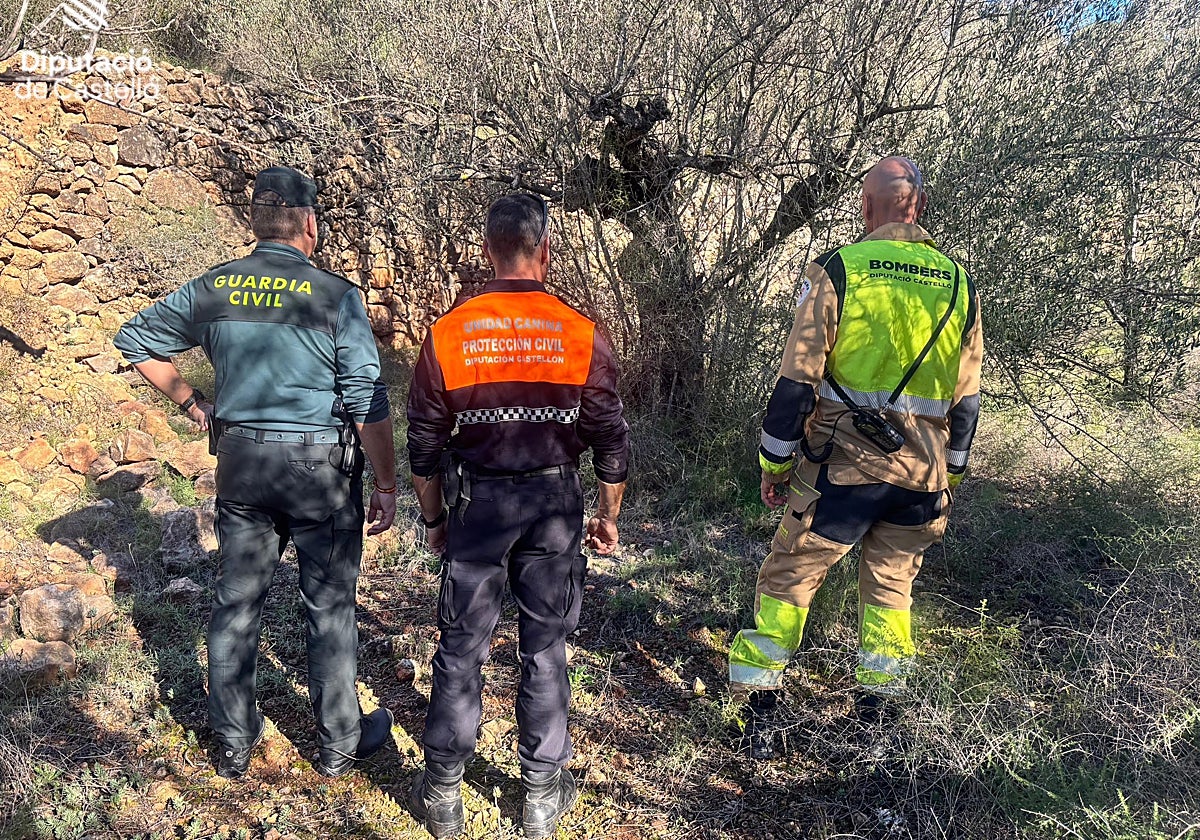 Un guardia civil junto a un bombero y un voluntario de Protección Civil en una emergencia