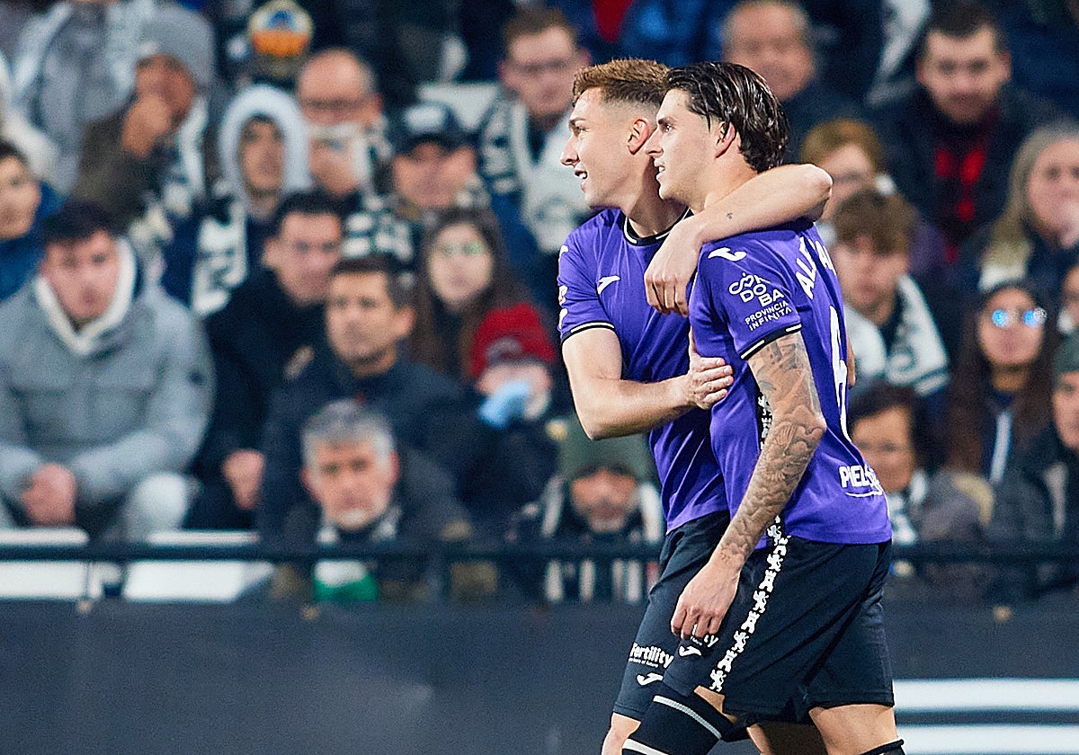 Del Moral abraza a Alex Sala tras el empate de penalti para el Córdoba