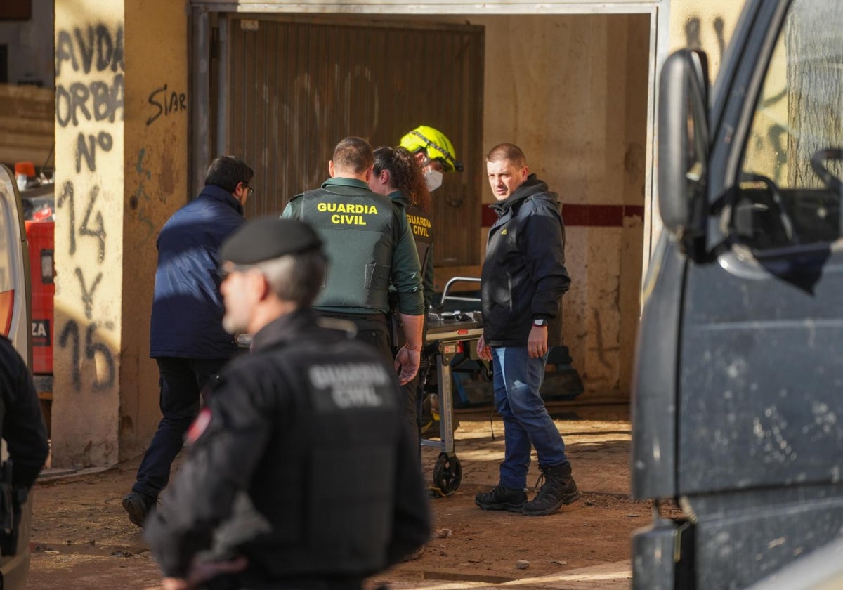 Efectivos de la Guardia Civil en el lugar del derrumbe mortal en Benetússer (Valencia), este sábado