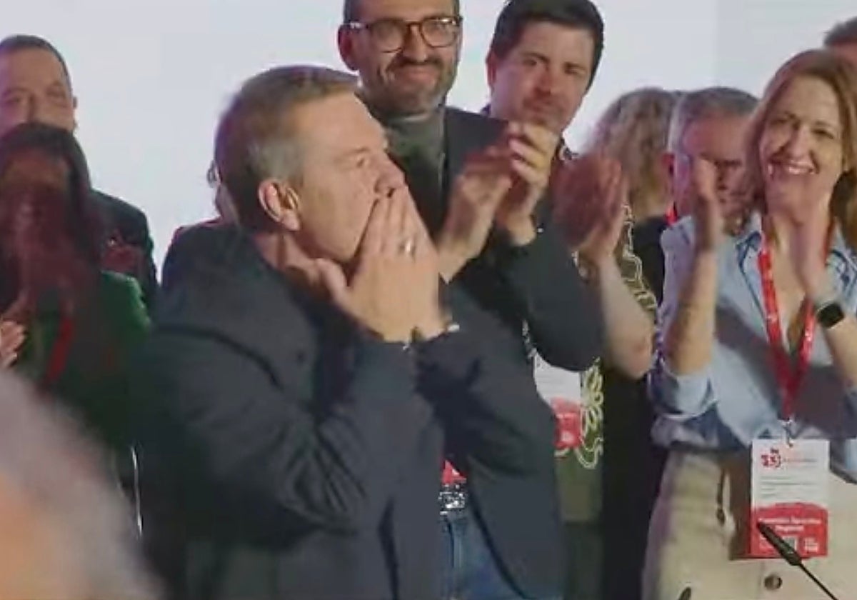 Page lanza un beso al auditorio tras ser proclamado secretario general del PSOE de Castilla-La Mancha