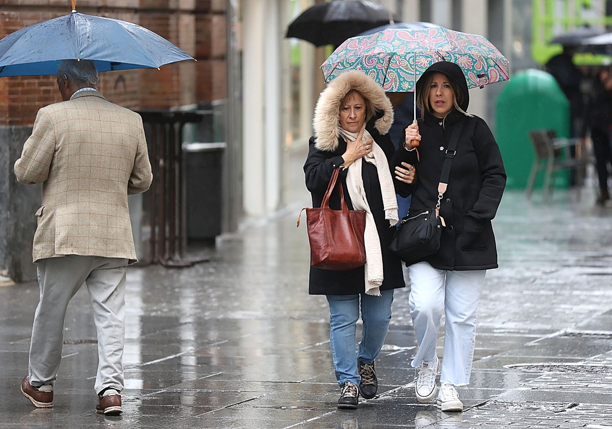 Dos mujeres se refugian de la lluvia en Córdoba
