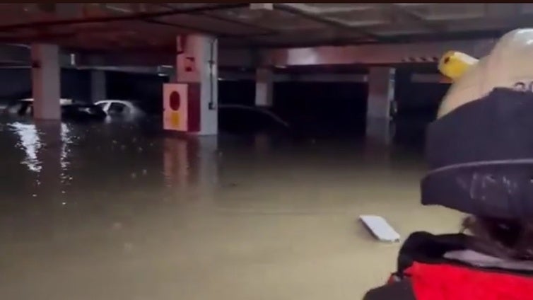 Una rotura en la canalización inunda tres plantas de un aparcamiento en Alcorcón