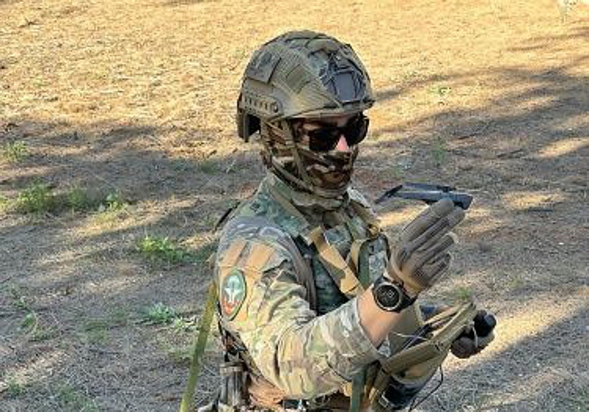 Miembro del Ejército del Aire y del Espacio con el dron Black Hornet 3