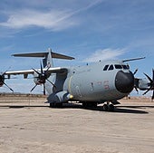 El Gobierno utiliza aviones del Ejército del Aire para derivar migrantes de Canarias a la península