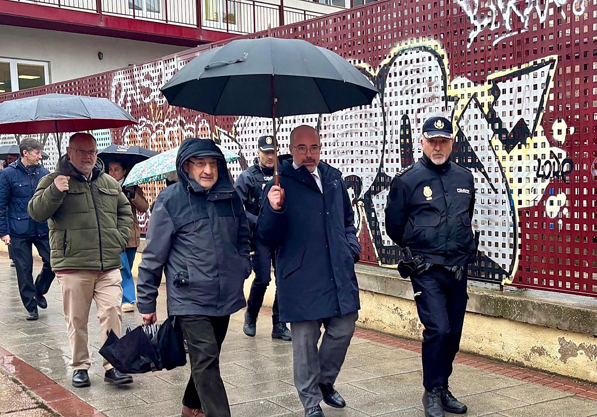 El delegado del Gobierno, Francisco Martín, durante su visita este lunes a Carabanchel Bajo