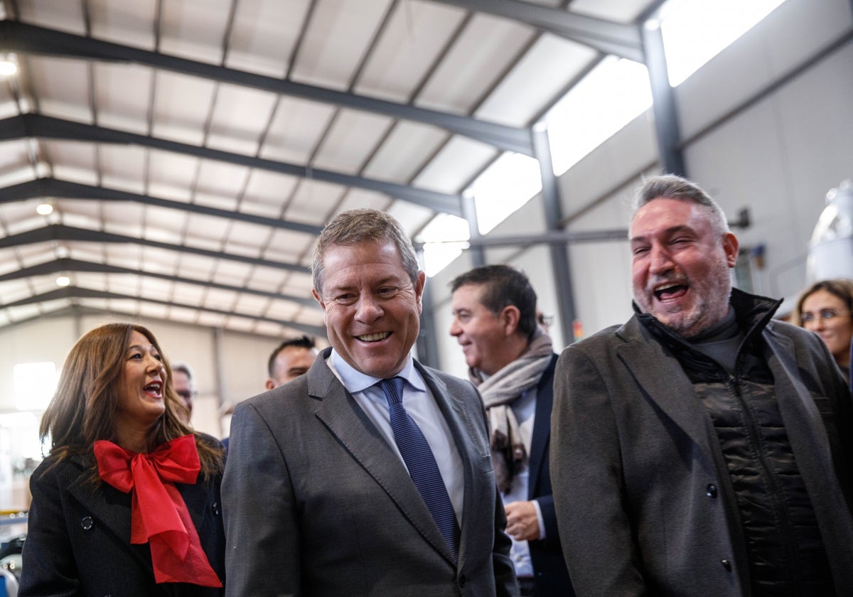 Page visita una empresa en Almansa este lunes, en compañía de su alcaldesa, Pilar Cayado.
