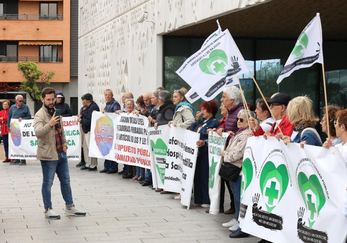 Plataforma Marea Blanca durante una concentración en la Ciudad de la Justicia en Córdoba