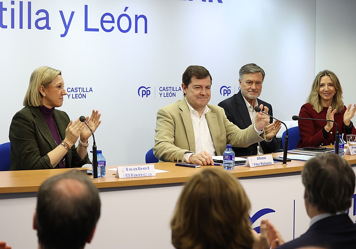 Alfonso Fernández Mañueco, junto a Isabel Blanco, Francisco Vázquez y Alicia Garcia, durante la Junta Directiva del PP de Castilla y León