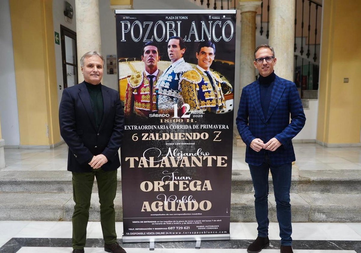 Antonio Tejero y Santiago Cabello, este lunes junto al cartel del festejo en el Ayuntamiento de Pozoblanco