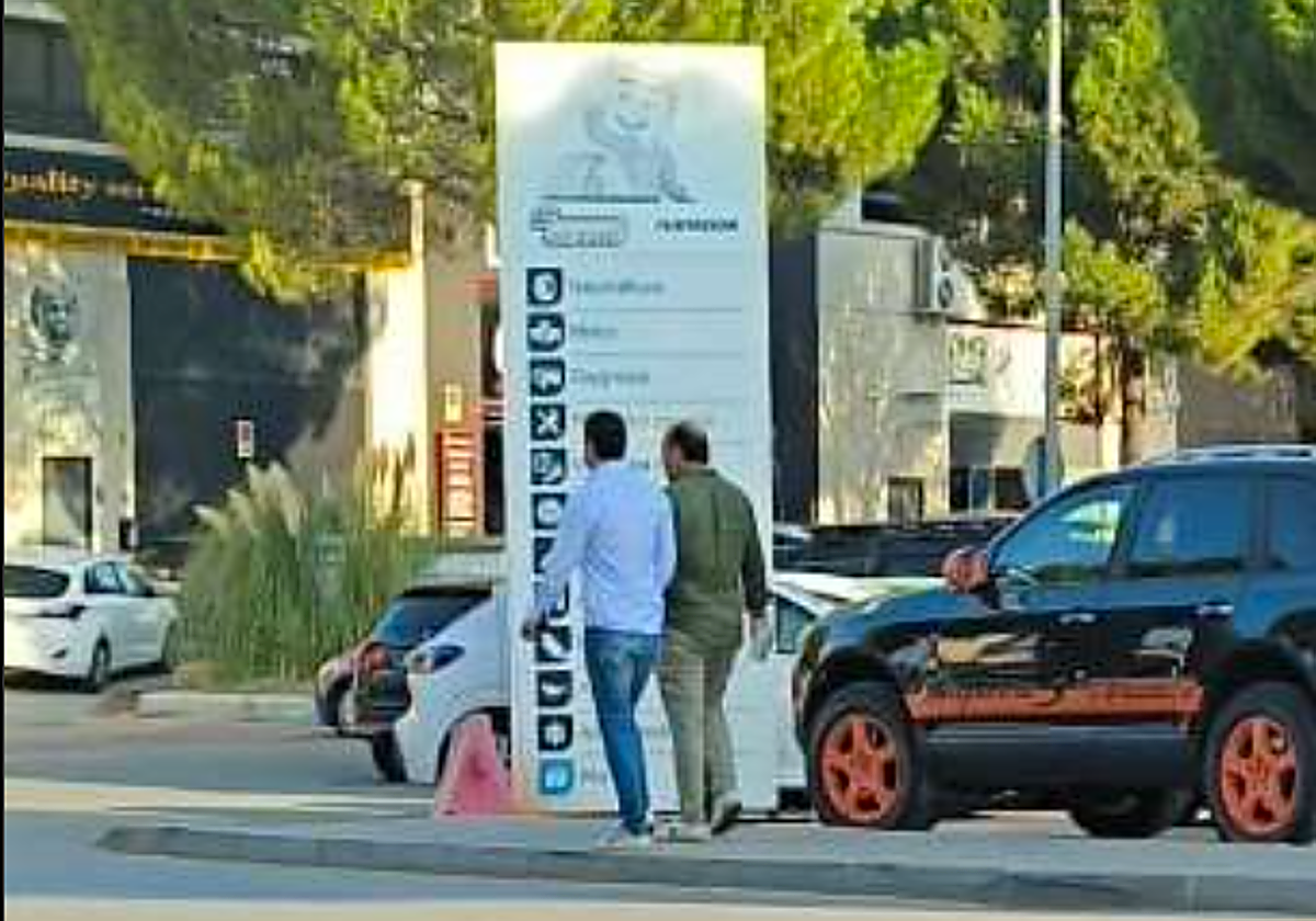 Víctor de Aldama y Claudio Rivas en un polígono industrial de Madrid