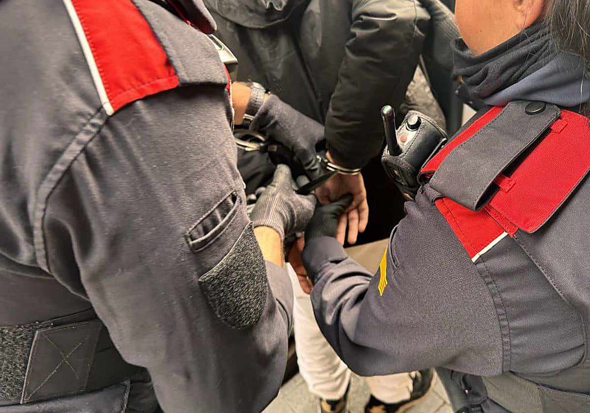 Dos agentes de la Policía catalana durante la detención de un sospechoso