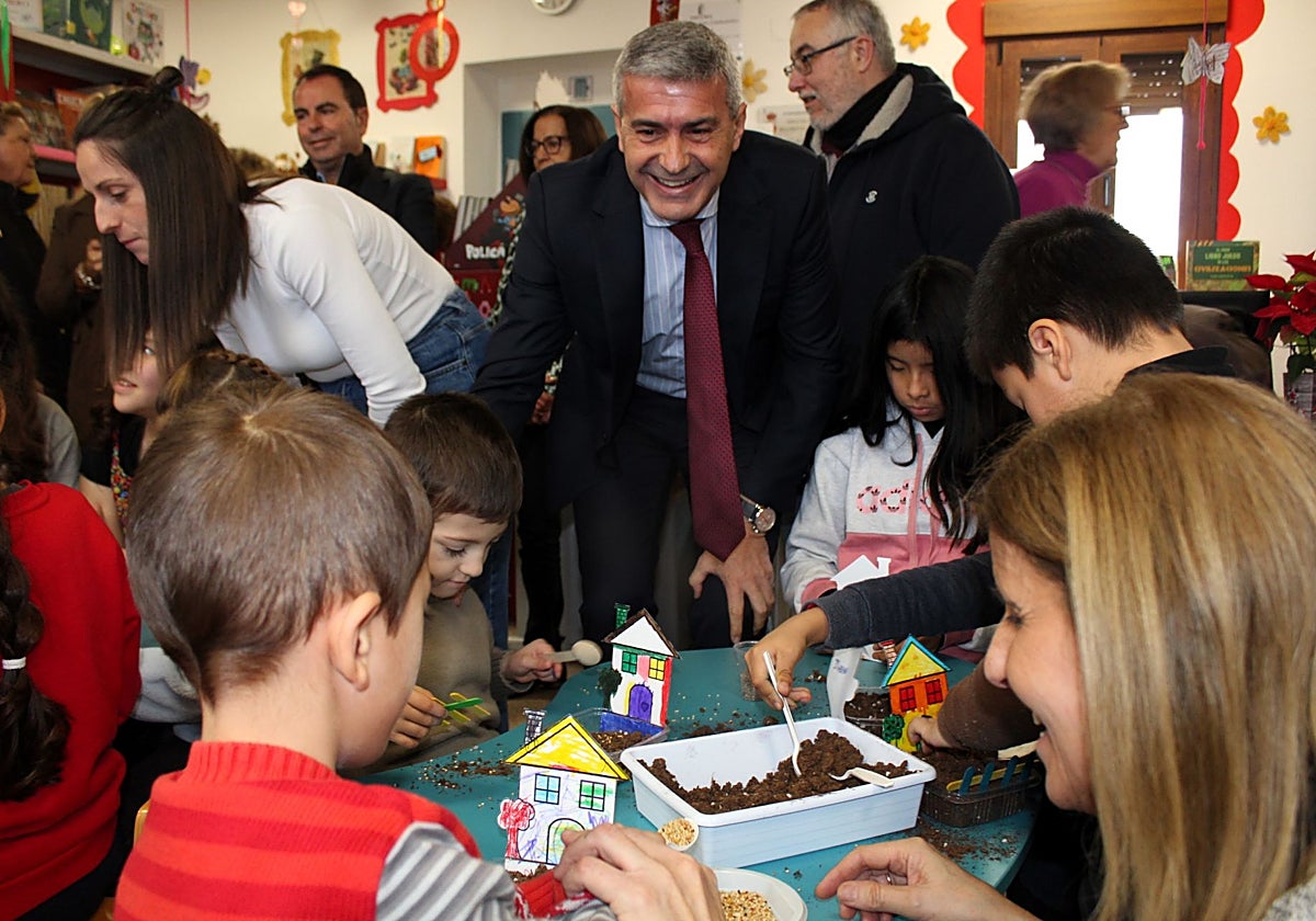 El delegado de la Junta en Toledo ha visitado la biblioteca de Mascaraque
