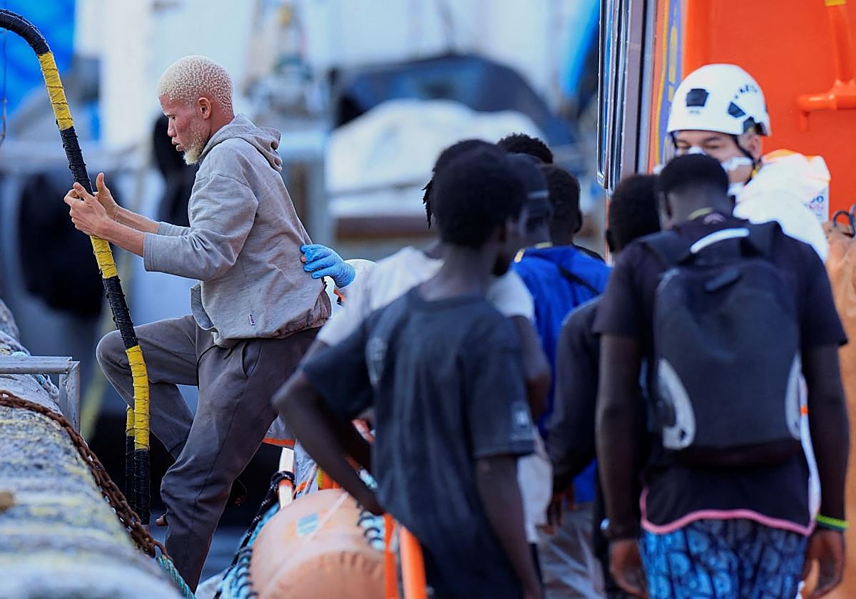 Agentes de los equipos de emergencia atienden a inmigrantes en Canarias