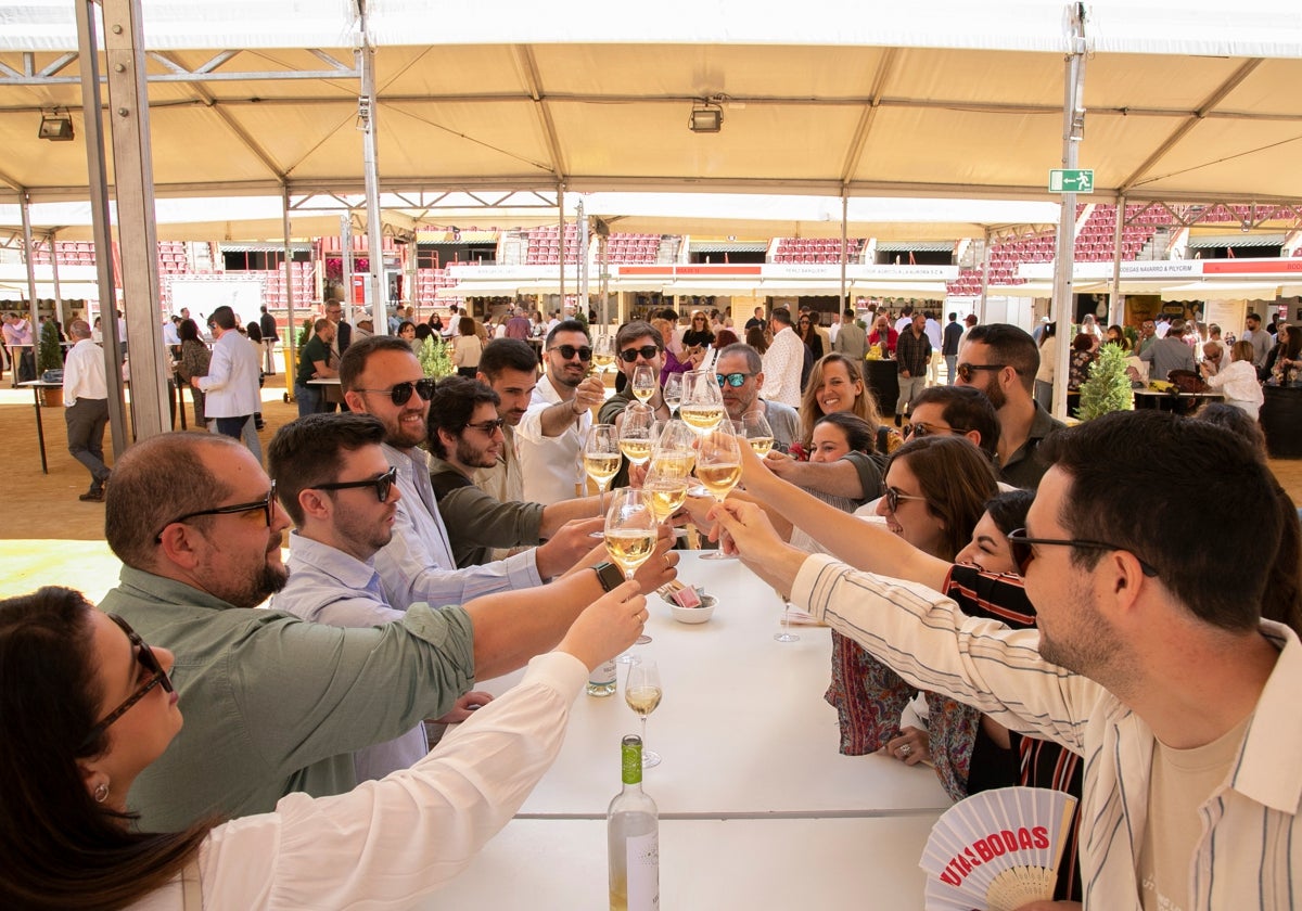 Un grupo de amigos brinda en la última edición de la Cata del Vino Montilla-Moriles