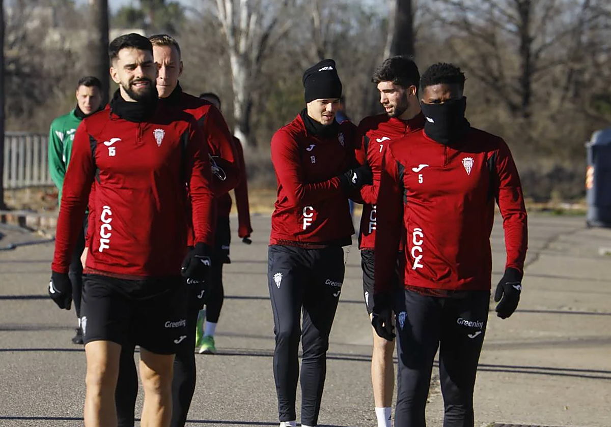 Xavi Sintes y Marvel caminan junto a sus compañeros, camino al entrenamiento