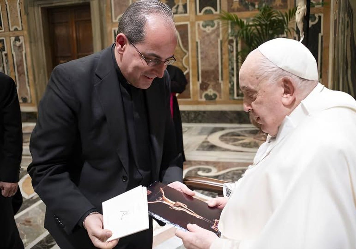 El Papa Francisco recibe la foto del Cristo de la Confianza de manos del párroco de la Inmaculada