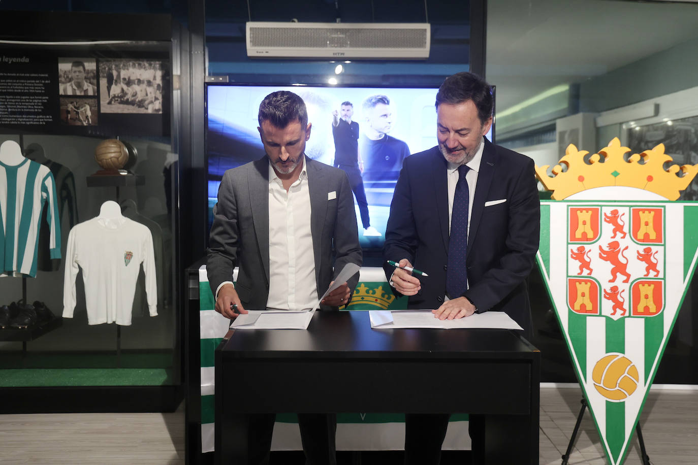 El acuerdo de renovación de Iván Ania con el Córdoba CF, en imágenes