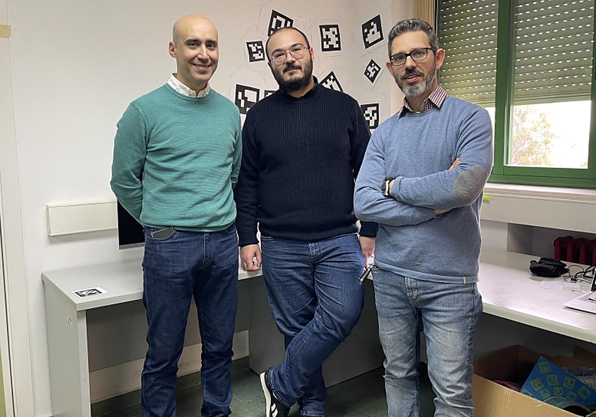 Los investigadores Manuel J. Marín, Rafael Berral y Rafael Muñoz en su laboratorio